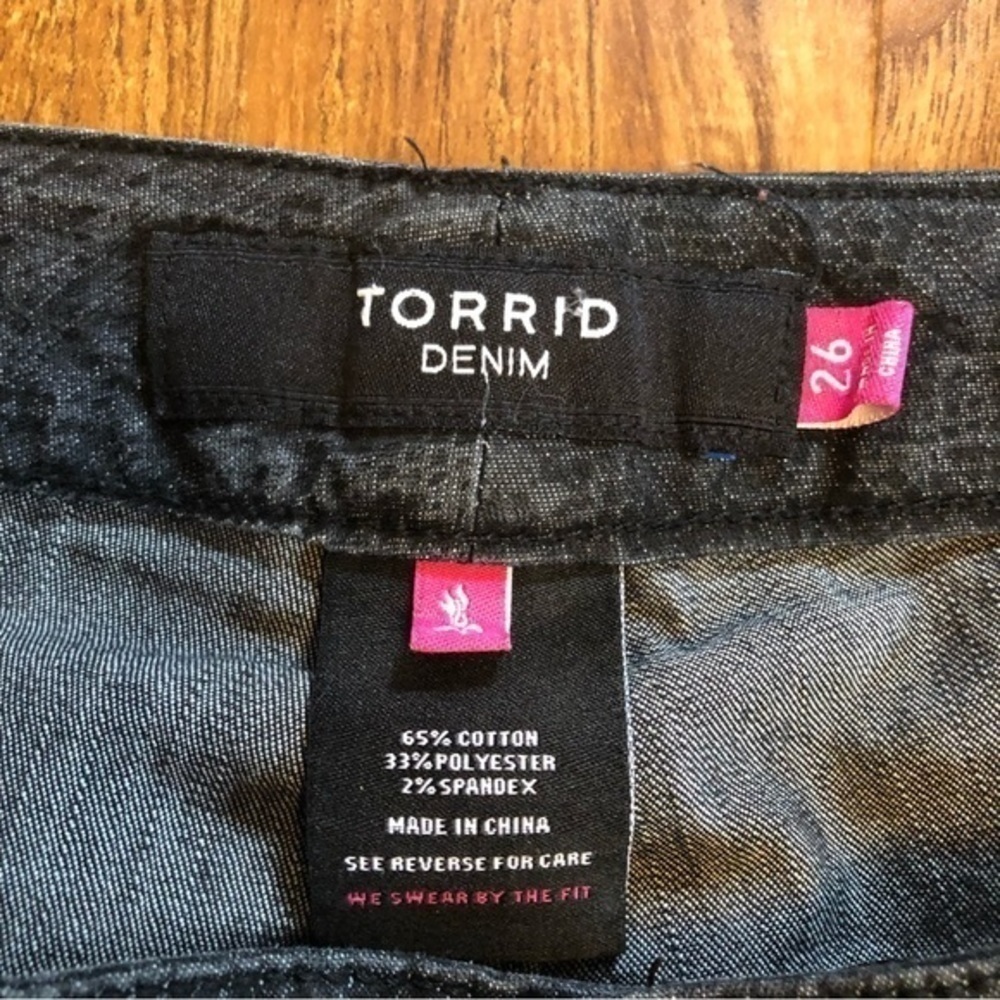 Torrid snake print jeans 26 black very good condition - Picture 4 of 6
